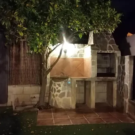 Casa Con Jardin Y Piscina En Zona Tranquila 別荘 カンブリルス