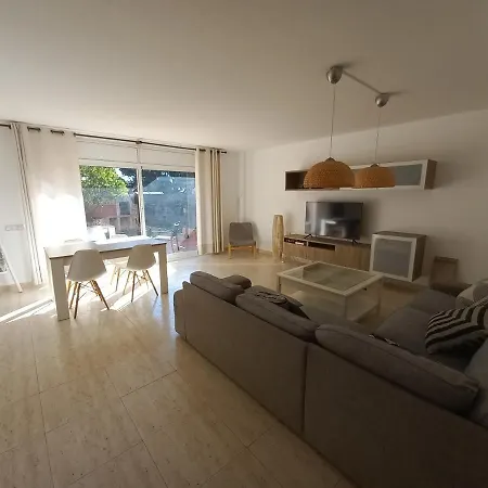 Casa Con Jardin Y Piscina En Zona Tranquila